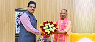 Vice-Chancellor greeting Honourable Chief Minister of Uttar Pradesh Shri Yogi Adityanath